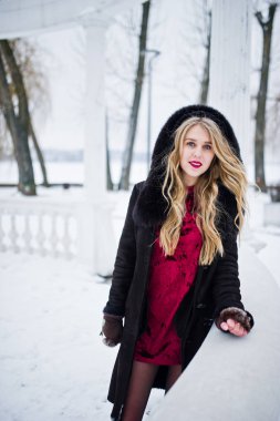 Kürk manto ve kırmızı Abiye, yarattığı zerafet sarışın kız 