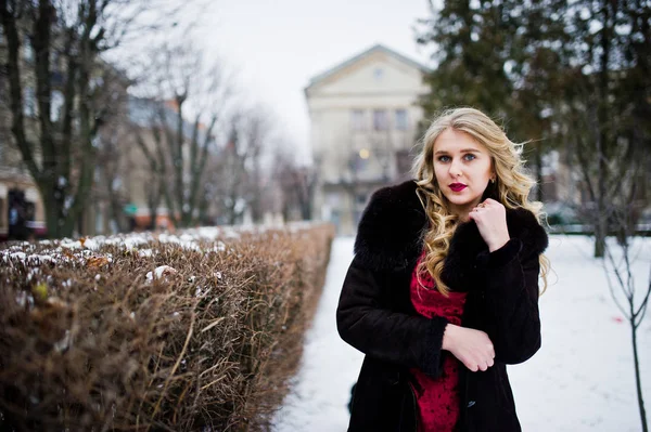 Elegance blonde girl in red evening dress and fur coat at street — Stock Photo, Image