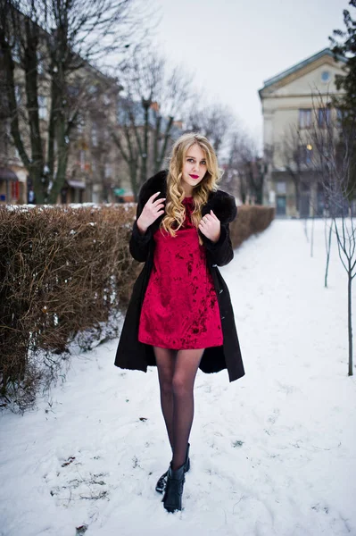 Elegance blonde girl in red evening dress and fur coat at street — Stock Photo, Image