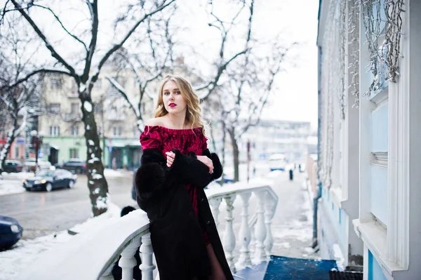 Elegance blonde girl in red evening dress and fur coat at street — Stock Photo, Image