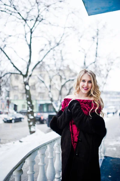 Elegance blonde girl in red evening dress and fur coat at street — Stock Photo, Image