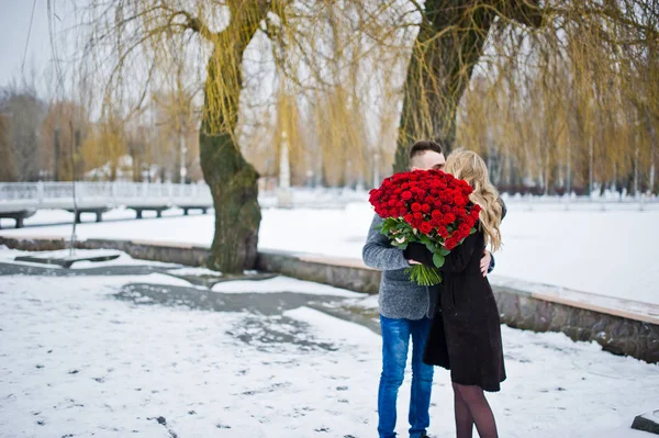 Propuesta casada con 101 rosa en el día de invierno. Pareja amorosa . — Foto de Stock