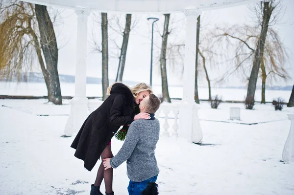 Married proposal with 101 rose at winter day. Loving couple. — Stock Photo, Image