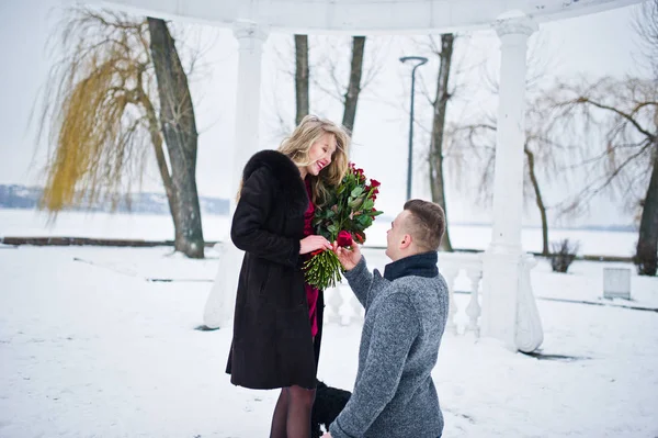 Married proposal with 101 rose at winter day. Loving couple. — Stock Photo, Image