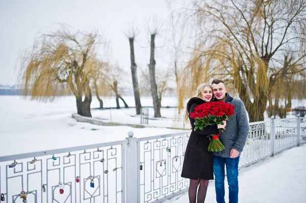 Provdala za návrh s 101 růží na zimní den. Milující pár. — Stock fotografie
