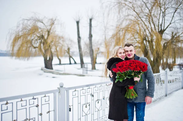 Married proposal with 101 rose at winter day. Loving couple. — Stock Photo, Image