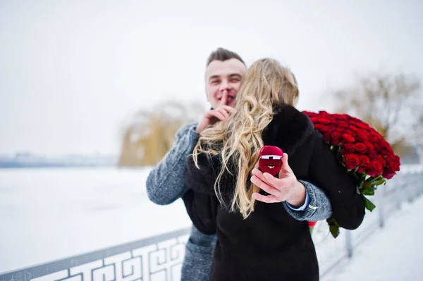 Married proposal with 101 rose at winter day. Loving couple. — Stock Photo, Image