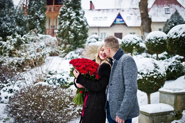 Casal amoroso apaixonado no dia de inverno com grande buquê de 101 r — Fotografia de Stock