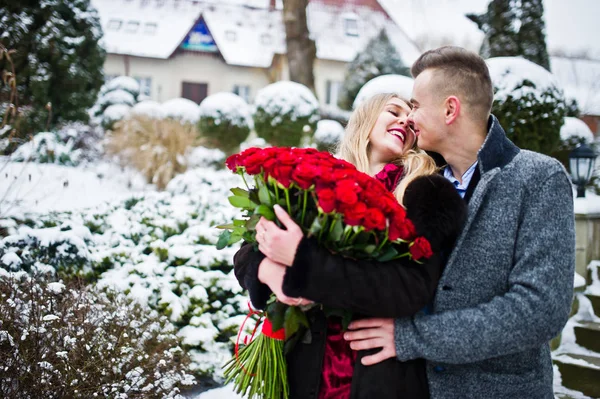Verliefde paar verliefd op winterdag met grote boeket van 101 r — Stockfoto