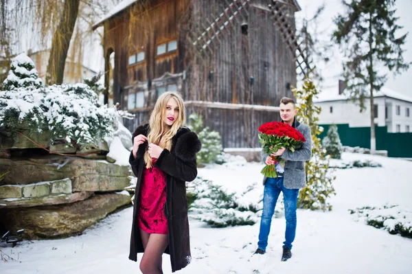 Casal amoroso apaixonado no dia de inverno com grande buquê de 101 r — Fotografia de Stock