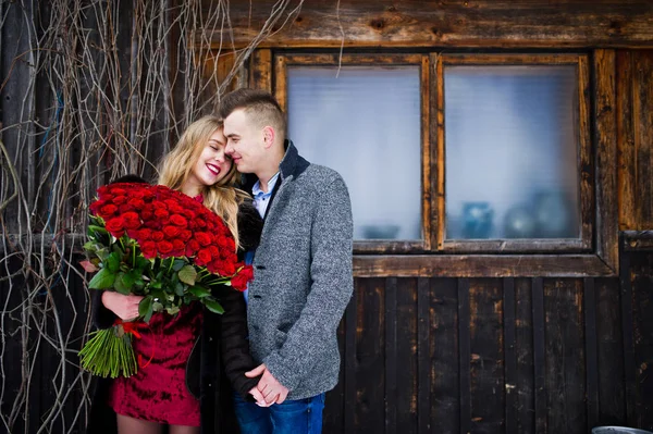 Loving couple in love at winter  day with large bouquet of 101 r — Stock Photo, Image