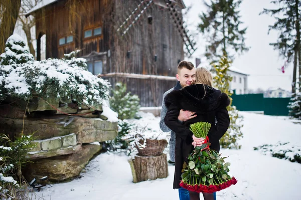 Loving couple in love at winter  day with large bouquet of 101 r — Stock Photo, Image