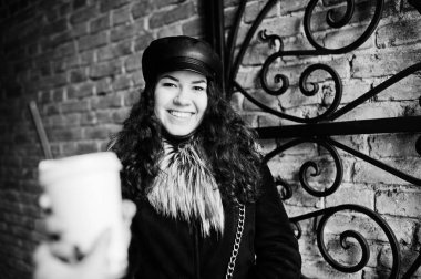 Kıvırcık Meksikalı kız deri kap ve plastik bardak kahve, h