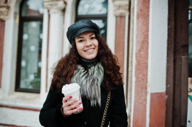 Kıvırcık Meksikalı kız deri kap ve plastik bardak kahve, h