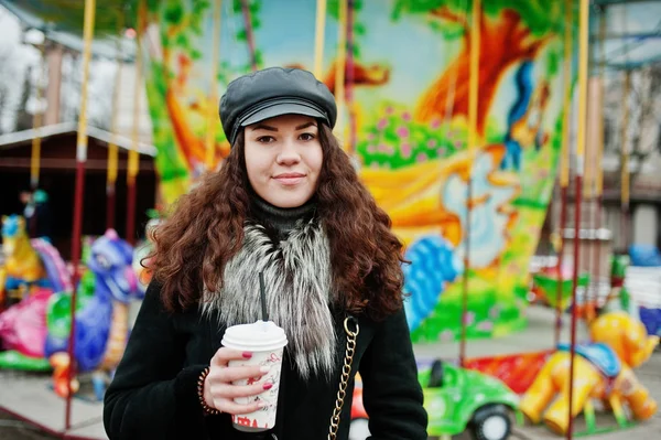 Kręcone dziewczyna meksykański w skórzanym kapturkiem i plastikowy kubek kawy w h — Zdjęcie stockowe
