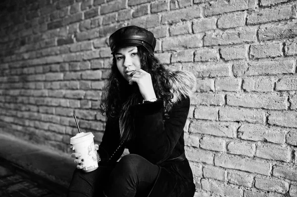 Kıvırcık Meksikalı kız deri kap ve plastik bardak kahve, h — Stok fotoğraf