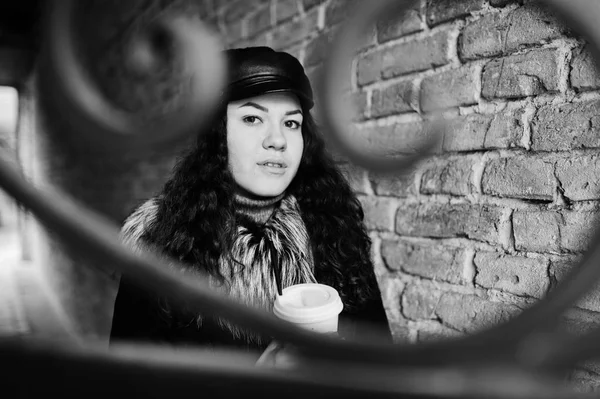 Chica mexicana rizada en gorra de cuero y taza de café de plástico en h — Foto de Stock