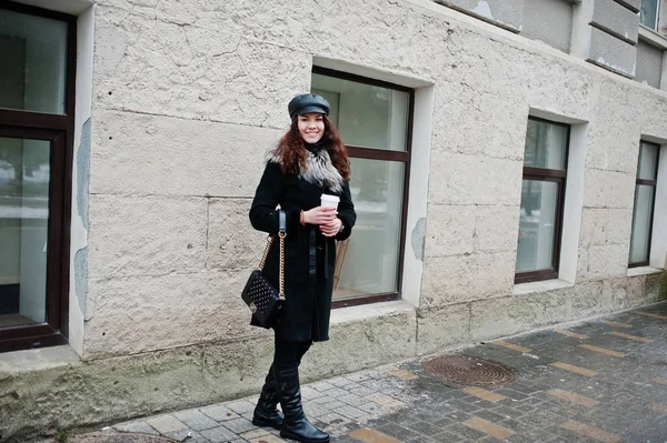 Lockigt mexikanska girl i läder cap och plast kopp kaffe på h — Stockfoto