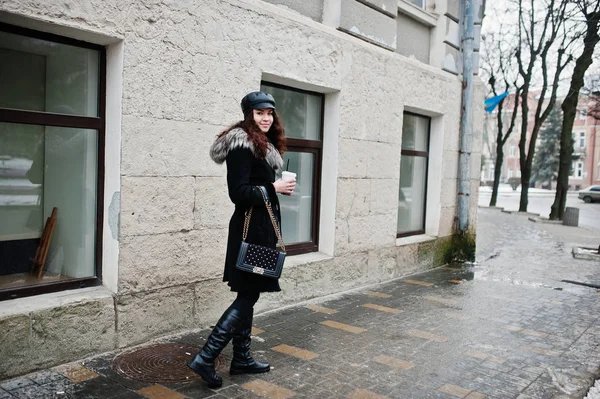 Chica mexicana rizada en gorra de cuero y taza de café de plástico en h — Foto de Stock