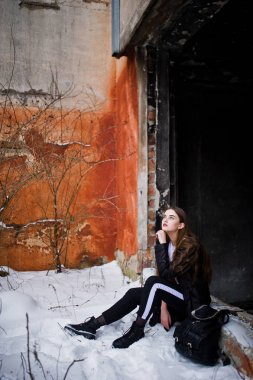 Şık uzun bacaklı esmer uzun siyah pelerin yarattığı o modelde