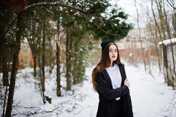 Fashionable long legs brunette model in long black cloak and hat — Stock Photo, Image