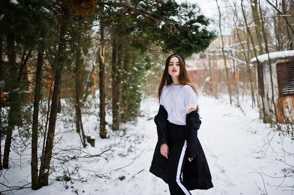 Fashionable model kaki panjang berambut cokelat dalam jubah hitam panjang dan topi — Stok Foto