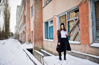 Şık uzun bacaklı esmer uzun siyah pelerin yarattığı o modelde