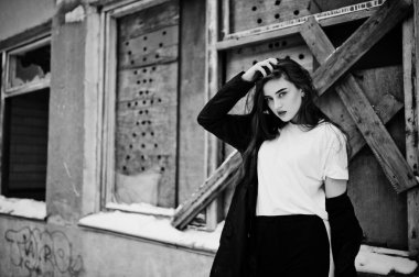 Şık uzun bacaklı esmer uzun siyah pelerin yarattığı o modelde