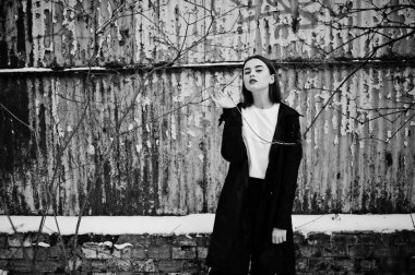 Şık uzun bacaklı esmer uzun siyah pelerin yarattığı o modelde