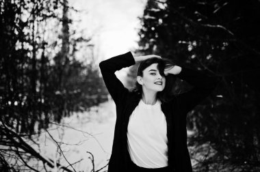 Şık uzun bacaklı esmer uzun siyah pelerin yarattığı o modelde