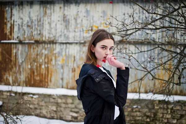 Modèle brune à longues jambes à la mode en long manteau noir posé o — Photo