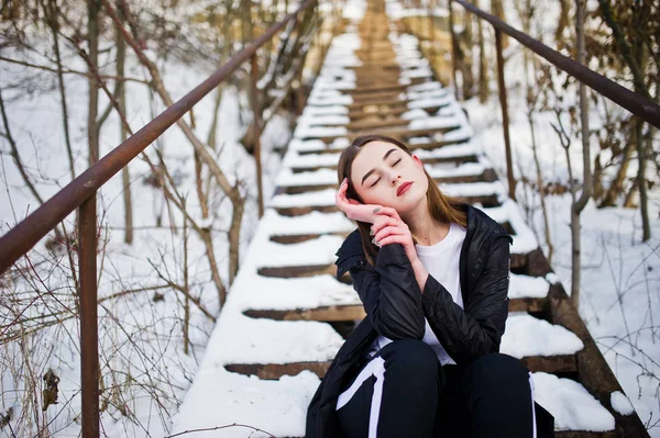 Modische lange Beine brünettes Modell in langen schwarzen Mantel posiert o — Stockfoto