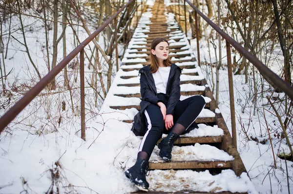 Modèle brune à longues jambes à la mode en long manteau noir posé o — Photo