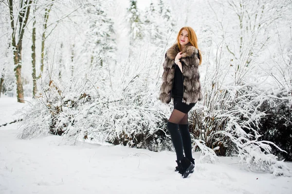 Röd korthårig flicka i päls promenader på snöig Vinterpark. — Stockfoto