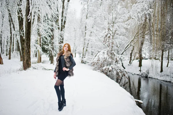 Röd korthårig flicka i päls promenader på snöig Vinterpark. — Stockfoto