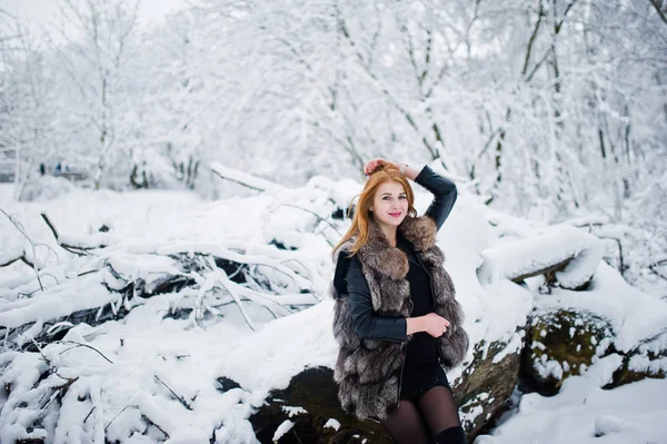 빨간 머리 여 자가 겨울 날에 허스키 강아지와 함께 공원에서 산책. — 스톡 사진
