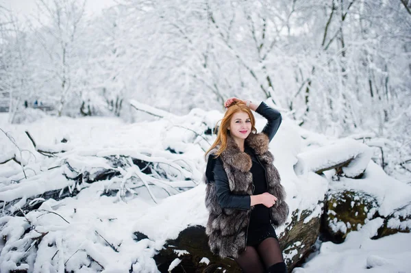 Fille aux cheveux rouges marchant au parc avec chien husky le jour de l'hiver . — Photo