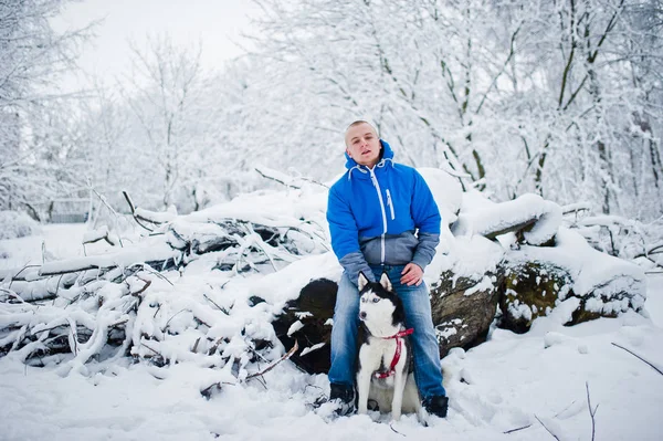 겨울 눈 덮인 공원에서 거친 개 남자. — 스톡 사진