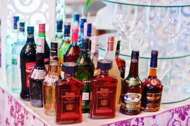 Hai, Ukrayna - 08 Şubat, 2018: alkol şişeleri düğün yasağı