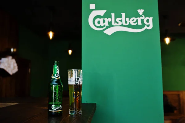 Hai, Oekraïne - 08 November, 2017: Carlsberg bierfles en pin — Stockfoto