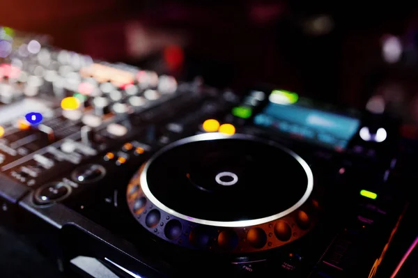 DJ spinning mixing and scratching track controls on dj's deck st — Stock Photo, Image