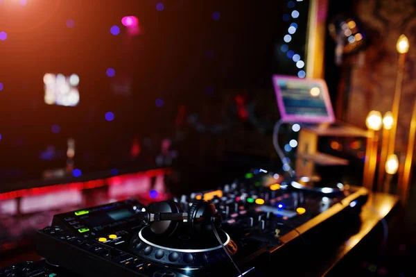 DJ spinning mixing and scratching track controls on dj's deck st — Stock Photo, Image