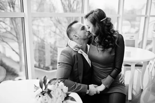 Çift kırmızı Restoran kapalı seviyoruz.