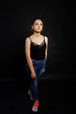 Stüdyo portre ile esmer kızın üzerinde siyah adam olun