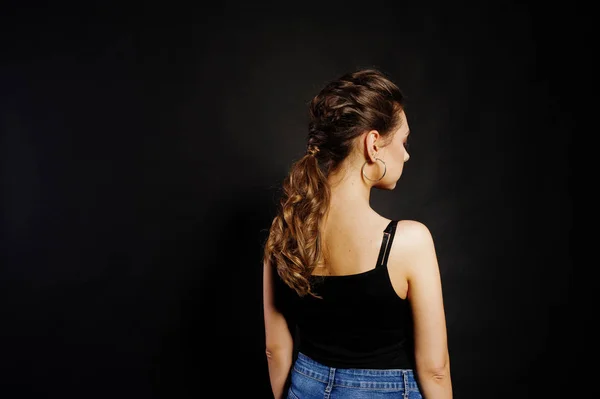 Studio portrait de dos coiffure brunette fille sur fond noir — Photo