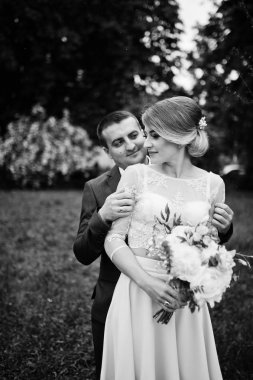 Aşık genç bir çift. Buket kızla. 