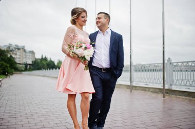 Limanda yürürken aşık genç bir çift. Buket kızla. 