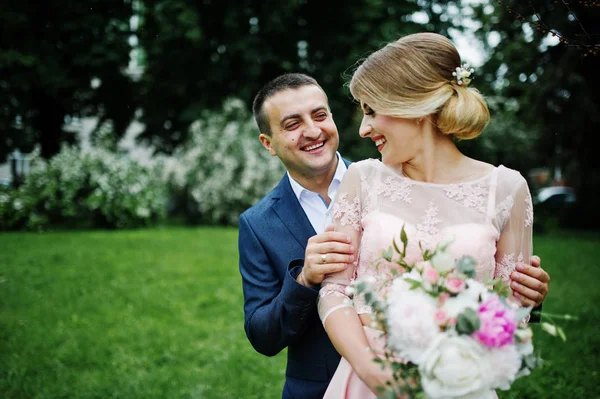 Young couple in love. Girl with bouquet. — Stock Photo, Image