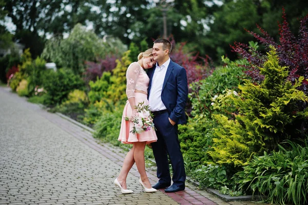 Young couple in love. Girl with bouquet. — Stock Photo, Image