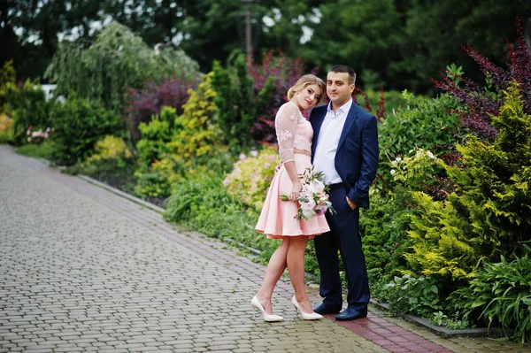 Pareja joven enamorada. Chica con ramo . — Foto de Stock